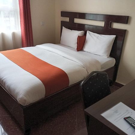 Claire de Lune Moonlight Hotel Nakuru Buitenkant foto